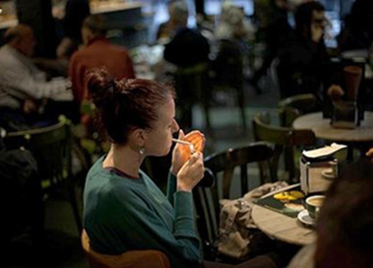 西班牙新禁烟法实施　华人酒吧逃单客增多
