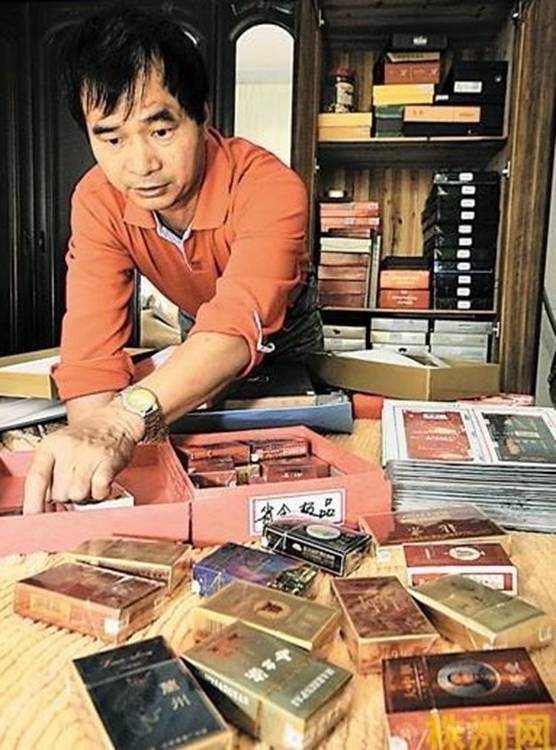 不抽烟的他28年收藏世界各地近3000个烟盒［图］