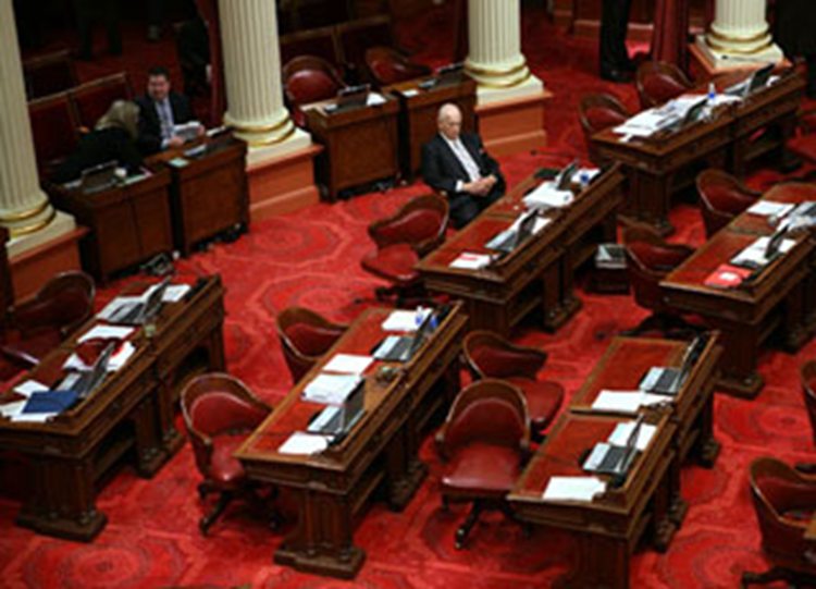美国加州参议员通过法案限制电子卷烟