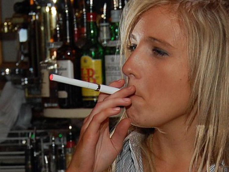 研究发现电子烟让青少年更易吸烟上瘾