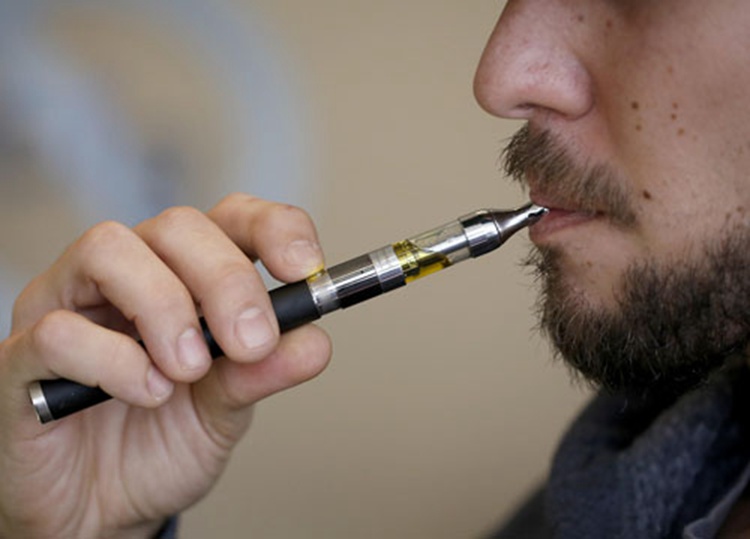 西班牙一电子烟民患上肺炎 再次引发电子烟争议
